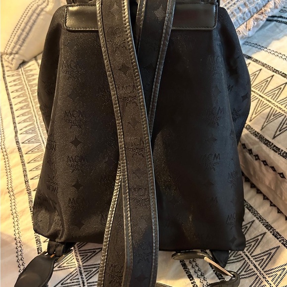 Backpack - Picture 2 of 11